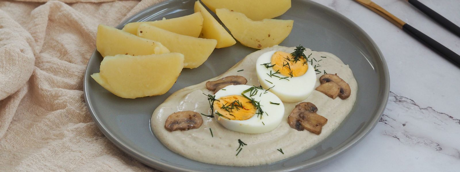 Houbová omáčka s vajíčkem a brambory